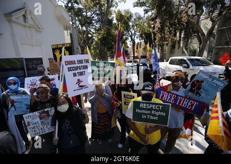 San Francisco, USA. Oktober 2021. Während des Protestes halten die Demonstranten Fahnen und Plakate. Die "Chinese Democratic Education Foundation" veranstaltete einen Protest vor dem Generalkonsulat der Volksrepublik China in San Francisco, in dem sie die Medien aufforderte, sich auf die pro-demokratischen Aktivisten in China und Hongkong zu konzentrieren, nachdem die Führer einer pro-demokratischen Studentengruppe benannt wurden „Delle Politicism“, wurden heute durch das nationale Sicherheitsgesetz verhaftet. Kredit: SOPA Images Limited/Alamy Live Nachrichten Stockfoto