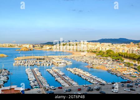 Arbor Strand und Stadt Blanes in Spanien Stockfoto