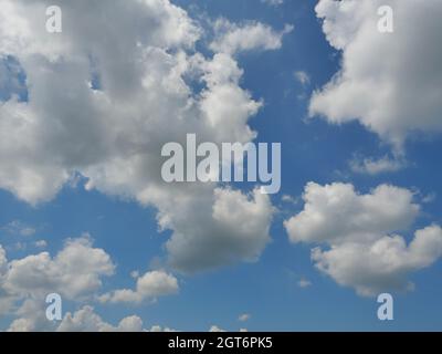 Cumulus Wolke auf schönen blauen Himmel im Tageslicht, Fluffy Wolken Formationen in tropischen Zone Stockfoto