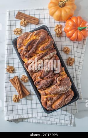 Süße hausgemachte Kürbis Zimt Babka auf einem Tisch Stockfoto