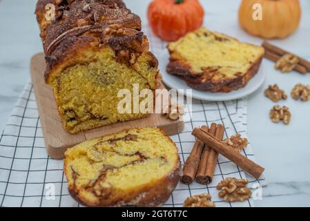 Süße hausgemachte Kürbis Zimt Babka auf einem Tisch Stockfoto