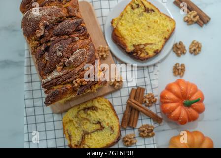 Süße hausgemachte Kürbis Zimt Babka auf einem Tisch Stockfoto