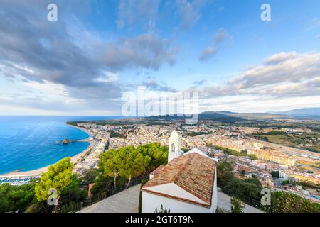 Strand und Küste von Blanes Stadt aus Castell Sant Joan in Spanien gesehen Stockfoto