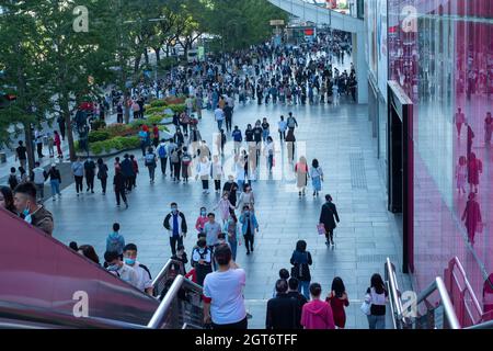 Blick auf das Geschäftsviertel in der Innenstadt von Xidan in Peking, China während der Nationalfeiertage. 02-Okt-2021 Stockfoto