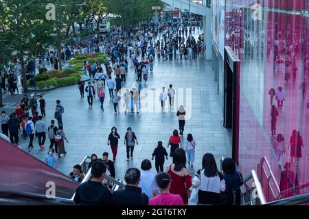 Blick auf das Geschäftsviertel in der Innenstadt von Xidan in Peking, China während der Nationalfeiertage. 02-Okt-2021 Stockfoto