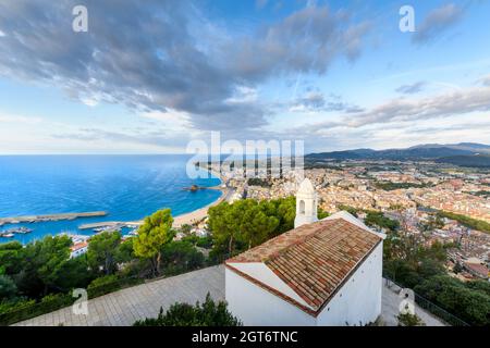 Strand und Küste von Blanes Stadt aus Castell Sant Joan in Spanien gesehen Stockfoto