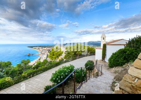 Strand und Küste von Blanes Stadt aus Castell Sant Joan in Spanien gesehen Stockfoto