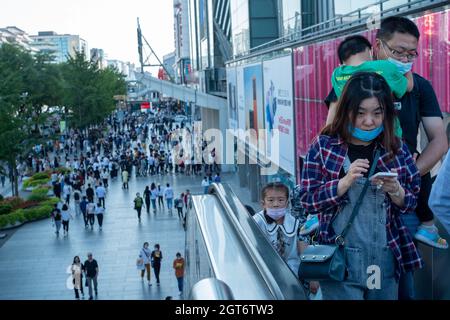 Blick auf das Geschäftsviertel in der Innenstadt von Xidan in Peking, China während der Nationalfeiertage. 02-Okt-2021 Stockfoto