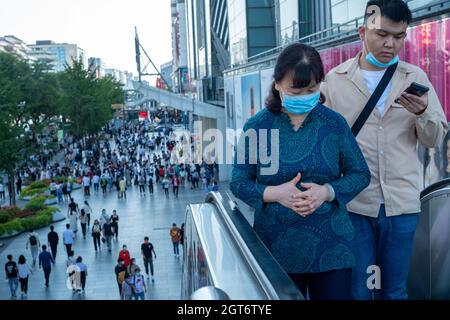 Blick auf das Geschäftsviertel in der Innenstadt von Xidan in Peking, China während der Nationalfeiertage. 02-Okt-2021 Stockfoto