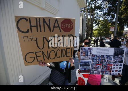 San Francisco, Usa. Oktober 2021. Ein Protestant sah während des Protestes ein Plakat halten."Chinese Democratic Education Foundation" veranstaltete einen Protest vor dem Generalkonsulat der Volksrepublik China in San Francisco, in dem er die Medien aufforderte, sich auf die pro-demokratischen Aktivisten in China und Hongkong nach den Führern einer pro-demokratischen Studentengruppe zu konzentrieren Benannt "student politicism", wurden heute durch nationale Sicherheitsgesetze verhaftet. (Foto von Michael Ho Wai Lee/SOPA Images/Sipa USA) Quelle: SIPA USA/Alamy Live News Stockfoto