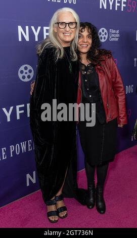 New York, USA. Oktober 2021. Jane Campion und Tanya Seghatchian besuchen die Power of the Dog-Premiere beim 59. New York Film Festival in der Alice Tully Hall (Foto: Lev Radin/Pacific Press) Quelle: Pacific Press Media Production Corp./Alamy Live News Stockfoto