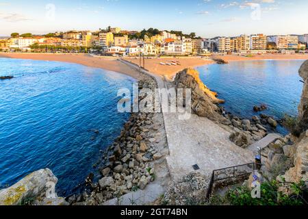 Blanes Stadt und Strand von Sa Palomera rock am Morgen in Spanien Stockfoto