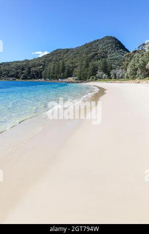 Die wunderschöne Shoal Bay an der Küste von NSW in der Nähe von Nelson Bay ist ein beliebter geschützter Strand am Fuße des Mount Tomaree Stockfoto