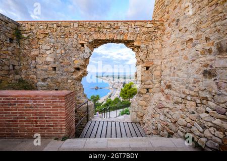 Castell de Sant Joan von Blanes Stadt mit Morgen leuchtet in Spanien Stockfoto