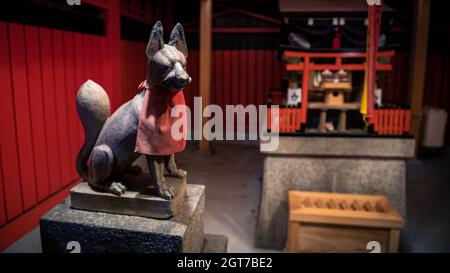 Antiker Steinfuchs auf Wache beim Inari-Schrein in Kyoto, Japan. Traditionelles japanisches shinto-Tiersymbol. Berühmte Statue von Kitsune im Tempel. Orientierungspunkt an Stockfoto