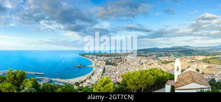 Strand und Küste von Blanes Stadt aus Castell Sant Joan in Spanien gesehen Stockfoto