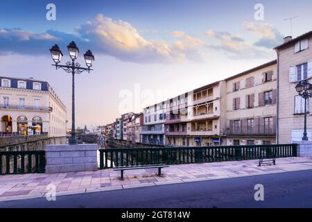 Sonnenaufgang über der Stadt Castres in Frankreich Stockfoto