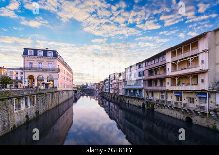 Sonnenaufgang über der Stadt Castres in Frankreich Stockfoto