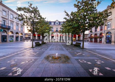 Sonnenaufgang über der Stadt Castres in Frankreich Stockfoto