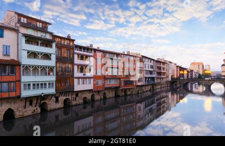 Sonnenaufgang über der Stadt Castres in Frankreich Stockfoto