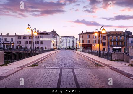 Sonnenaufgang über der Stadt Castres in Frankreich Stockfoto