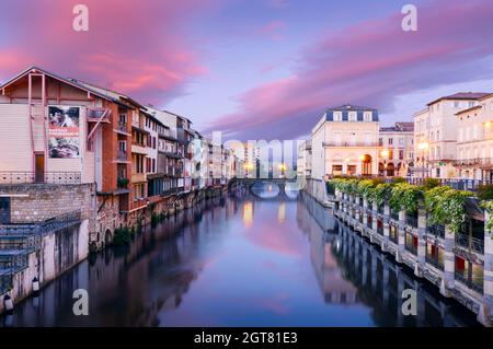 Sonnenaufgang über der Stadt Castres in Frankreich Stockfoto