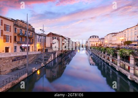 Sonnenaufgang über der Stadt Castres in Frankreich Stockfoto