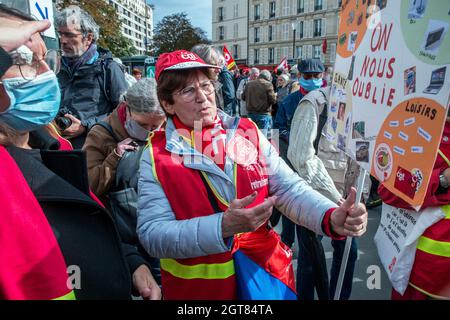 Paris, Frankreich. Oktober 2021. Demonstration von Rentnern in der Nähe des Finanzministeriums für die Neubewertung der Altersrenten. Paris, Frankreich am 1. Oktober 2021. Foto von Denis Prezat/Avenir Pictures/ABACAPRESS.COM Quelle: Abaca Press/Alamy Live News Stockfoto