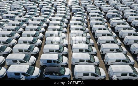 Odessa, Ukraine - 11. August 2021: Luftaufnahme von Drohne zum Auto-Zoll-Terminal. Eine große Anzahl von Autos am Zollterminal wartet auf die Verschiffung Stockfoto