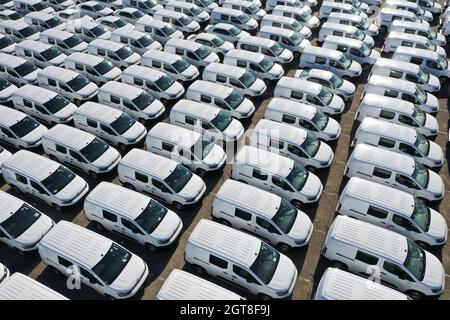 Odessa, Ukraine - 11. August 2021: Luftaufnahme von Drohne zum Auto-Zoll-Terminal. Eine große Anzahl weißer Autos am Zollterminal wartet auf Sie Stockfoto