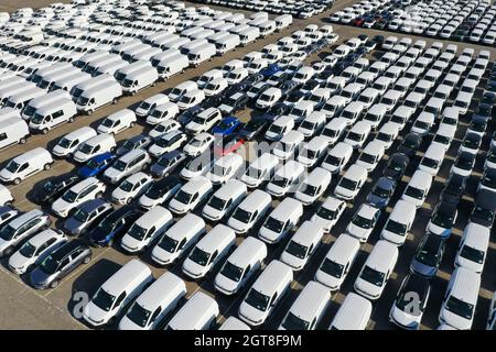 Odessa, Ukraine - 11. August 2021: Luftaufnahme von Drohne zum Auto-Zoll-Terminal. Eine große Anzahl von Autos am Zollterminal wartet auf die Verschiffung Stockfoto