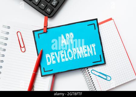 Textunterschrift zur App-Entwicklung. Wort geschrieben auf Development Services für tolle mobile und Web-Erfahrungen bunt Perpective positiv Stockfoto