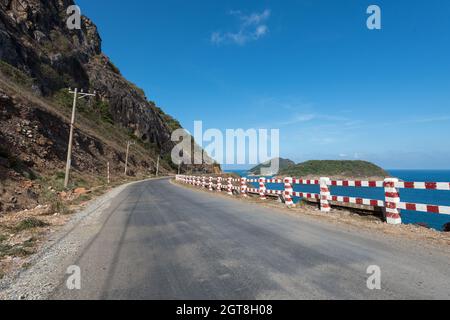 Sonnenuntergang am langen weißen Sandstrand in Con Dao, Vietnam Stockfoto