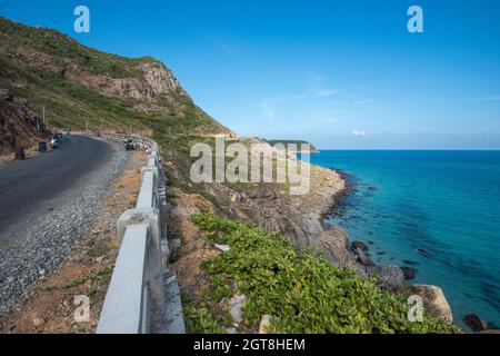 Sonnenuntergang am langen weißen Sandstrand in Con Dao, Vietnam Stockfoto