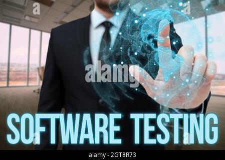 Konzeptionelle Bildunterschrift Softwaretests. Geschäftskonzept Bewertung der Funktionalität einer Softwareanwendung man in Office Uniform Standpressen Stockfoto