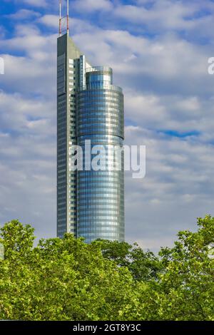 01 Juni 2019 Wien, Österreich - Millennium Tower an der Donau, modernes Geschäftszentrum in Wien. Sonniger Sommermorgen Stockfoto