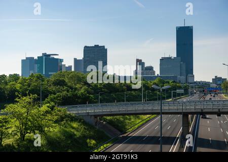 01 Juni 2019 Wien, Österreich - Schnellstraße in verschiedene Richtungen in Wien, Donau-Stadt im Hintergrund. Sonniger Morgen Stockfoto