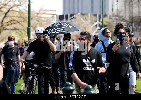 Melbourne, Australien, 2. Oktober 2021. Demonstranten marschieren während des Aufstiegs! Melbourne Rally for Health Rights and Freedom“ in den Royal Botanic Gardens. Melbourne setzt seine harten Sperren fort, nachdem Premier Daniel bekannt gegeben hatte, dass alle zugelassenen Arbeiter bis Oktober 15 zwingend geimpft werden müssen. Kredit: Dave Hewison/Speed Media/Alamy Live Nachrichten Stockfoto