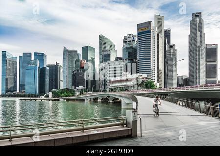 Die Fußgängerbrücke verbindet den Merlion Park mit der Uferpromenade vor der Esplanade in Marina Bay. Stockfoto