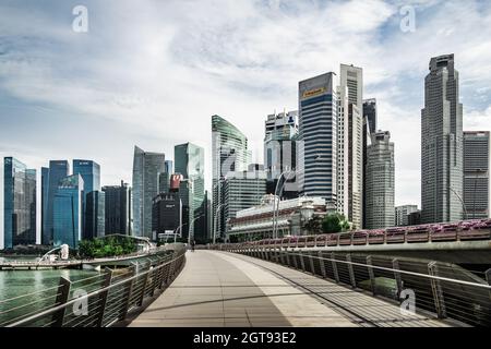 Die Fußgängerbrücke verbindet den Merlion Park mit der Uferpromenade vor der Esplanade in Marina Bay. Stockfoto