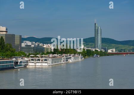 01 Juni 2019 Wien, Österreich - Millennium Tower an der Donau, modernes Geschäftszentrum in Wien. Sonniger Sommermorgen Stockfoto