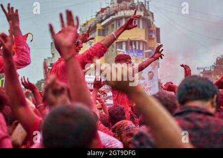 Devotees während Lord Ganesh Festival Immersion, Indien. Stockfoto