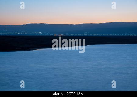 Sonnenaufgang über dem Toten Meer an einem nebligen Tag. Ein Blick von Israel auf die Jordanberge. Hochwertige Fotos Stockfoto