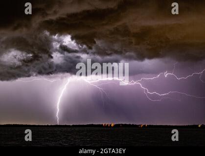 Zwei häufige Arten von Blitzeinschlägen: Wolke zu Boden und Wolke zu Luft Stockfoto