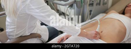 Sonograf untersucht Frau mit Ultraschallscanner Stockfoto