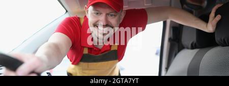 Kurierfahrer holt Kartons im Auto ab Stockfoto
