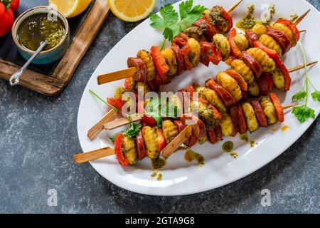Knusprige Gnocchi-Spieße aus Kartoffeln, gegrillt mit roten Paprika und Chorizo Stockfoto