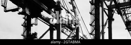 Port Cargo Container Portalkran abstrakte Struktur Silhouette Stockfoto