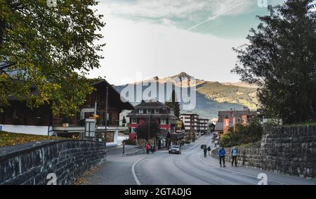 Grindelwald, Schweiz - 21. Oktober 2018. Schöne Grindelwald Stadt in den Bergen. Die Stadt ist ein beliebtes Tor für die Jungfrau, mit Skifahren in w Stockfoto