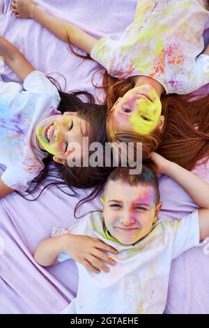 Kinder mit farbigem Puder haben Spaß im Freien. Stockfoto